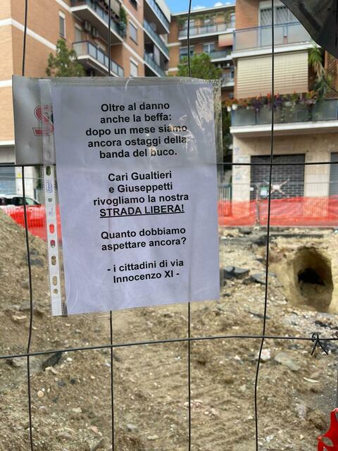 Roma, un enorme cratere in mezzo alla strada. La protesta dei ...