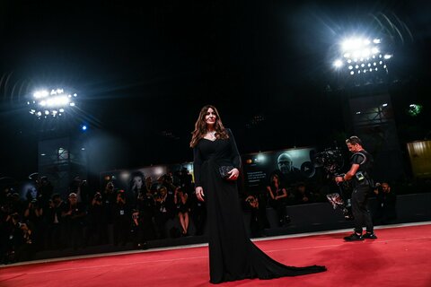 Monica Bellucci, vestito svasato a sirena total black con spacco sul red  carpet di Venezia