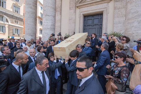 funeral fendi - tutta, ma proprio tutta roma per salutare carla magna -  Cafonal