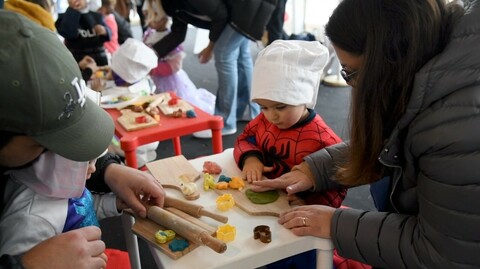 Si è aperto il Carnevalissimo, folla di bambini in maschera nella Fabbrica  di Cioccolato di Willy Wonka