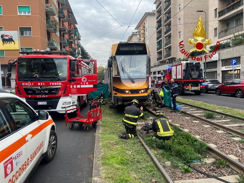 Bimba di 5 anni prende il tram per cercare il papà. La polizia la