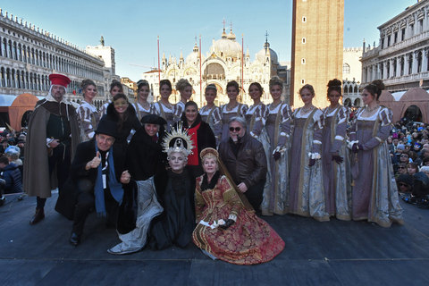 Vietato usare coriandoli e stelle filanti in plastica: a Venezia multe fino  a 500 euro per chi trasgredisce a Carnevale - greenMe