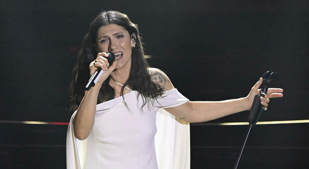 Elisa sul palco dell'Ariston a Sanremo 2022