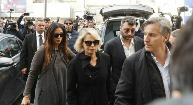 Maria De Filippi ai funerali del marito Maurizio Costanzo il 27 febbraio 2023