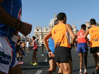 runners in piazza San Pietro