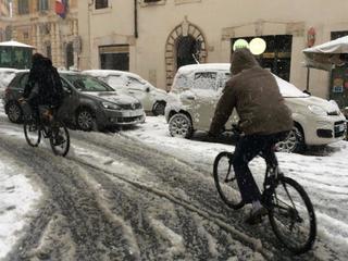 Ciclisti  sotto la neve: Piazza Sant Eustachio 
