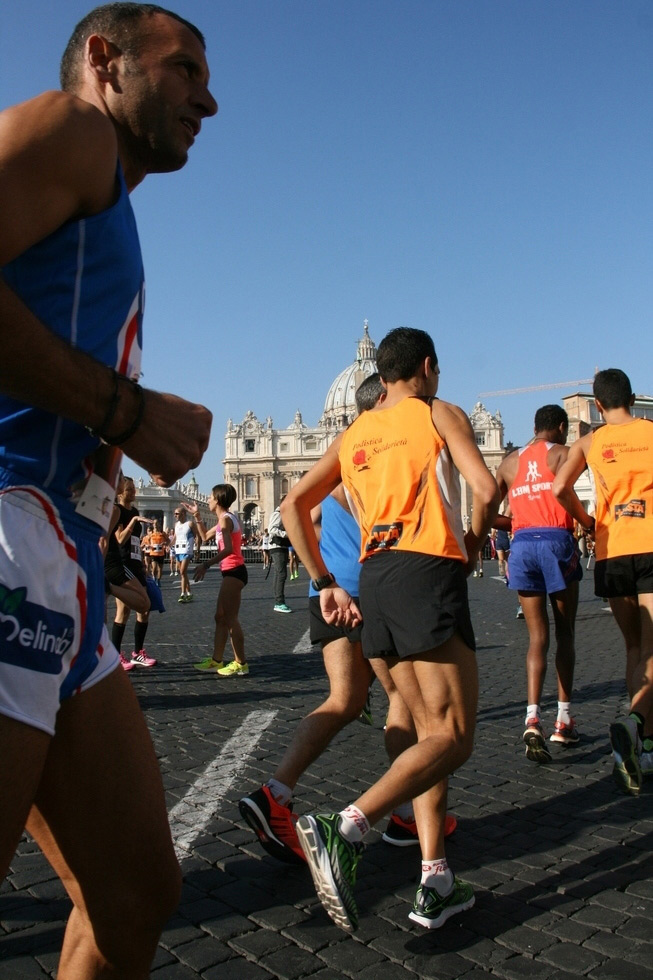 runners in piazza San Pietro