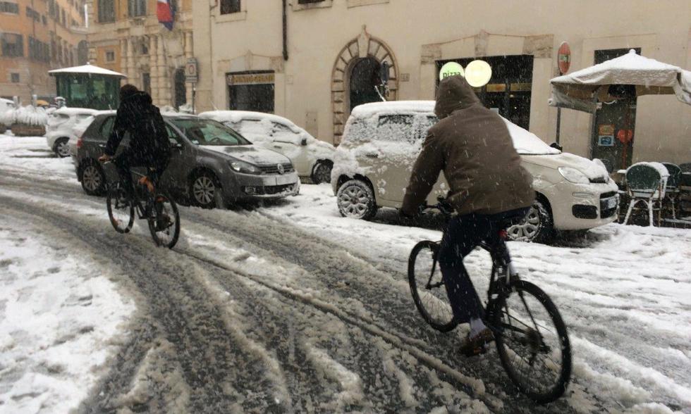 Ciclisti  sotto la neve: Piazza Sant Eustachio 