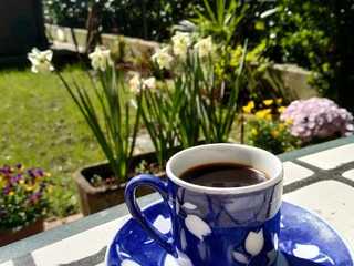 Gustando un caffè in giardino
