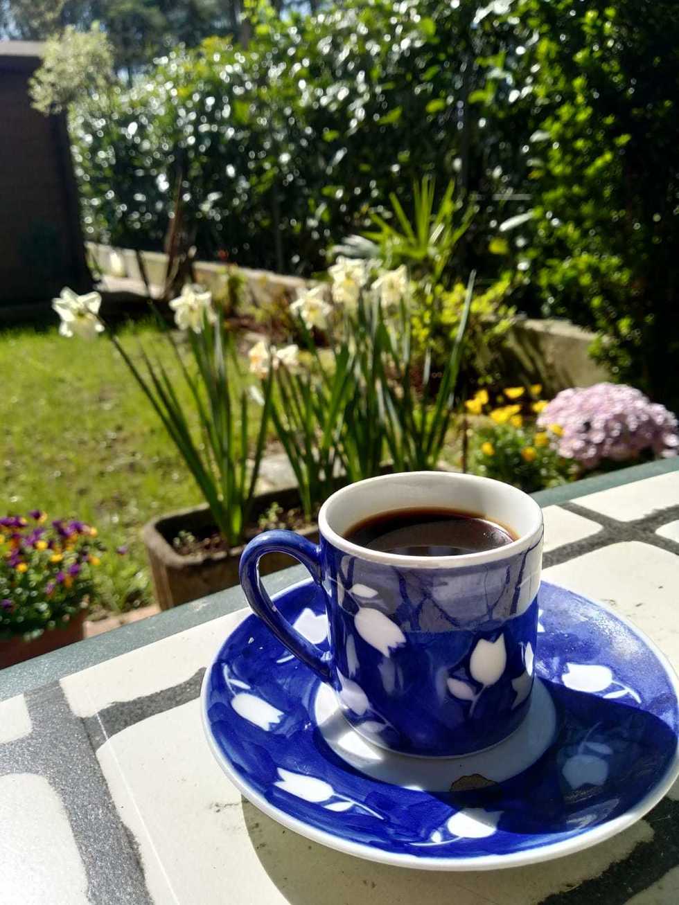 Gustando un caffè in giardino