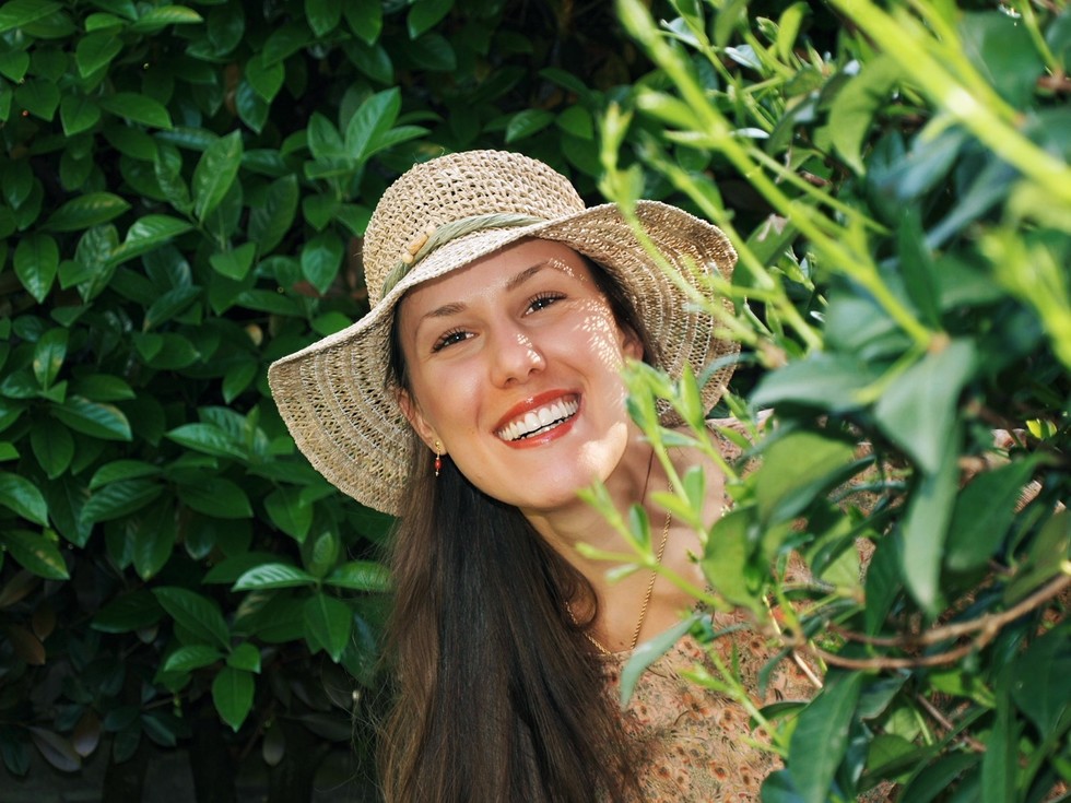 Il sorriso di mia sorella abbracciato dal verde di questa primavera tanto incerta