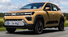 Dacia Spring, svetta l'elettrica. Al volante della rinnovata citycar che ora è la vettura a batterie più venduta in Italia