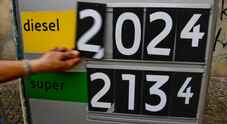 Benzina, con caro-prezzi fino a 1.750 euro spesa annua per un pieno. Il 72% ha già iniziato a ridurre gli spostamenti in auto