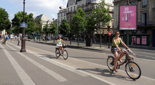 A Parigi la bici supera l'automobile come mezzo di trasporto. L'annuncio dell'assessore ai Traporti