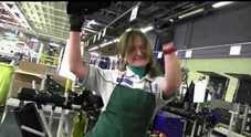Gli operai diventano testimonial: «Siamo felici di lavorare a Melfi» Guarda il VIDEO del ballo scatenato