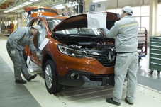 Rivoluzione Renault per tornare competitiva. Razionalizza produzione: -50% piattaforme e motori, capacità scende a 3,1 mln