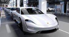 Porsche Taycan, al via produzione nuova elettrica: ricarica da 100 km in 4 minuti. Il lancio nel 2019
