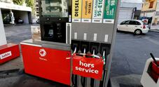Francia, scarseggia la benzina: premier convoca riunione d’emergenza. A secco il 15% delle stazioni di servizio del Paese