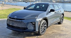 Toyota, debutto in Giappone per la Crown station wagon. Ibrida di 4,93 metri, monta un 2.5 benzina e cambio automatico