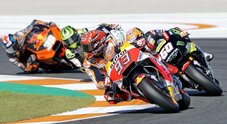 Marquez, mani sul Mondiale: cade, ma la pole a Valencia è sua
