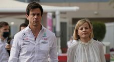 Il caso dei coniugi Wolff scuote la F1, indaga la FIA. La moglie del boss Mercedes è una furia: «comportamento misogino»