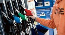 La benzina in autostrada torna a sfiorare 2,5 euro. Stangata su spostamenti degli italiani durante le feste