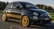 Abarth 695 75°Anniversario, la grinta dello Scorpione in total black prodotta in soli 1368 esemplari. Celebra i 75 anni del brand