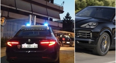 Bergamo, con la Porsche Cayenne sfondano la vetrina di un negozio per rubare iPhone: caccia alla banda