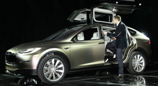 Tesla sulle spine, Elon Musk controlla di persona ogni Model X e dorme in fabbrica