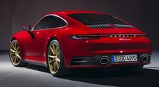 Porsche 911, arriva la nuova Carrera. In vendita le versioni Coupé e Cabrio dell'iconica sportiva