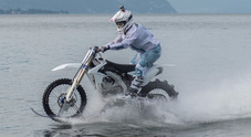 Planare in moto sul lago di Como, Luca Colombo vuole “navigare” con una Suzuki da cross