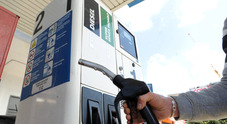 Non si arresta il prezzo della benzina: al servito è 2,122 euro/litro. Diesel a 2,047 euro/litro