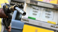 Carburanti, prezzi in forte calo ma rischi da crisi in medioriente. Benzina self a 1,949 euro/litro, diesel a 1,918 euro/litro