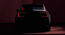 Volvo ES90, nuovi teaser per l'ammiraglia che avrà 700 km di autonomia e batteria a 800 Volt