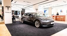 Tesla sfreccia fra Gucci e Armani alla Rinascente: il test della Model 3 nel traffico della Capitale