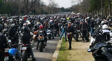 Francia, vietato fare zig-zag tra le auto in fila e per protesta i motociclisti invadono Parigi. Multa di 135 euro e 3 punti patente