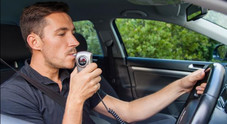 Etilometro o infrarossi per non guidare ubriachi. Ue chiede centraline sulle auto, la Francia ha già iniziato