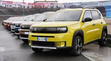 Fiat Grande Panda arriva nelle concessionarie. Guida il marchio verso il futuro con una forte personalità e soluzioni innovative
