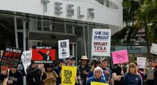 Migliaia protestano ai concessionari Tesla. Davanti a oltre 200 dealer negli Stati Uniti e in varie città europee