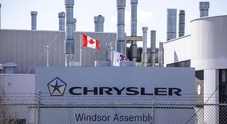 Dazi auto di Trump, Stellantis chiude per due settimane la fabbrica Chrysler in Canada Dazi auto di Trump, Stellantis chiude per due settimane la fabbrica Chrysler in Canada
