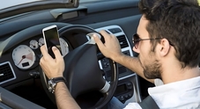 Multati in Francia 240 guidatori che fotografavano un incidente rallentando in auto usando lo smartphone