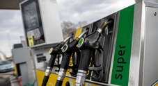 Calo prezzo petrolio non si riflette ancora sui carburanti. Benzina self è 1,771 euro al litro. Diesel self è a 1,670