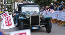 1000 Miglia 2025, alla 43^ edizione 127 gioielli storici al via per 1.900 km. In gara anche Cracco e Bastianich