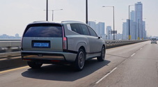 Hyundai, per le strade di Seul al volante della Ioniq 9
