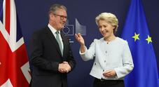 Dazi su industria auto, Gran Bretagna allenta obblighi svolta elettrica. Starmer annuncia alleggerimento obbiettivi