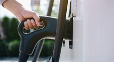 L’auto elettrica in Italia: prezzi ancora troppo elevati frenano la diffusione