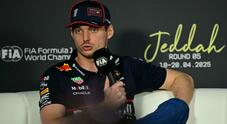 Verstappen stoppa i rumors sull'addio alla Red Bull: «Mi accostano a Mercedes e Aston Martin, tutti parlano tranne me...»