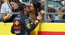 Max Verstappen è diventato papà, nata la prima figlia Lily. Il pilota e la fidanzata Kelly Piquet: «Sei il nostro dono più grande»