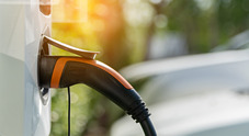 Auto elettrica, prosegue crescita in Italia ma resta gap con l'Europa. In aprile vendute 6.646 full electric (+110%)