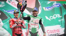 Gp Francia, a sorpresa trionfa sotto il diluvio la Honda di Zarco, secondo Marc Marquez. Bagnaia cade e poi riparte